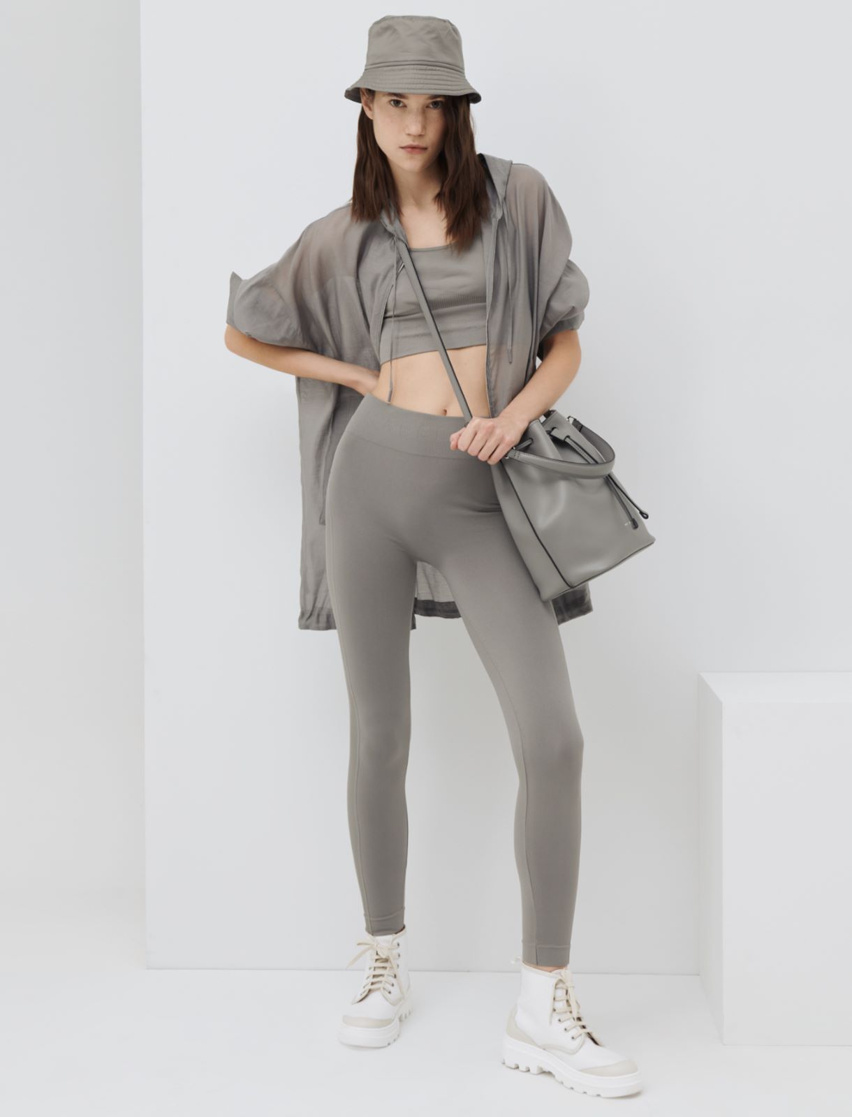MONOCHROME Logo top, medium grey - Marella