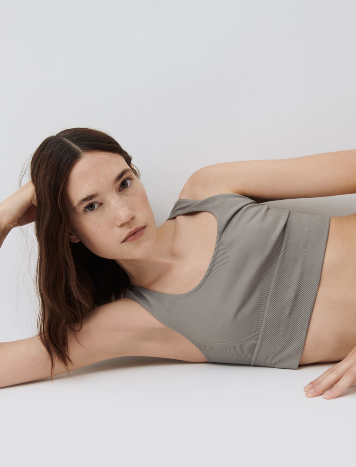 MONOCHROME Logo top, medium grey - Marella