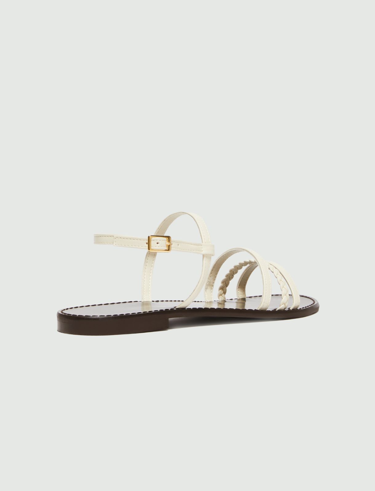 flache weiße sandalen