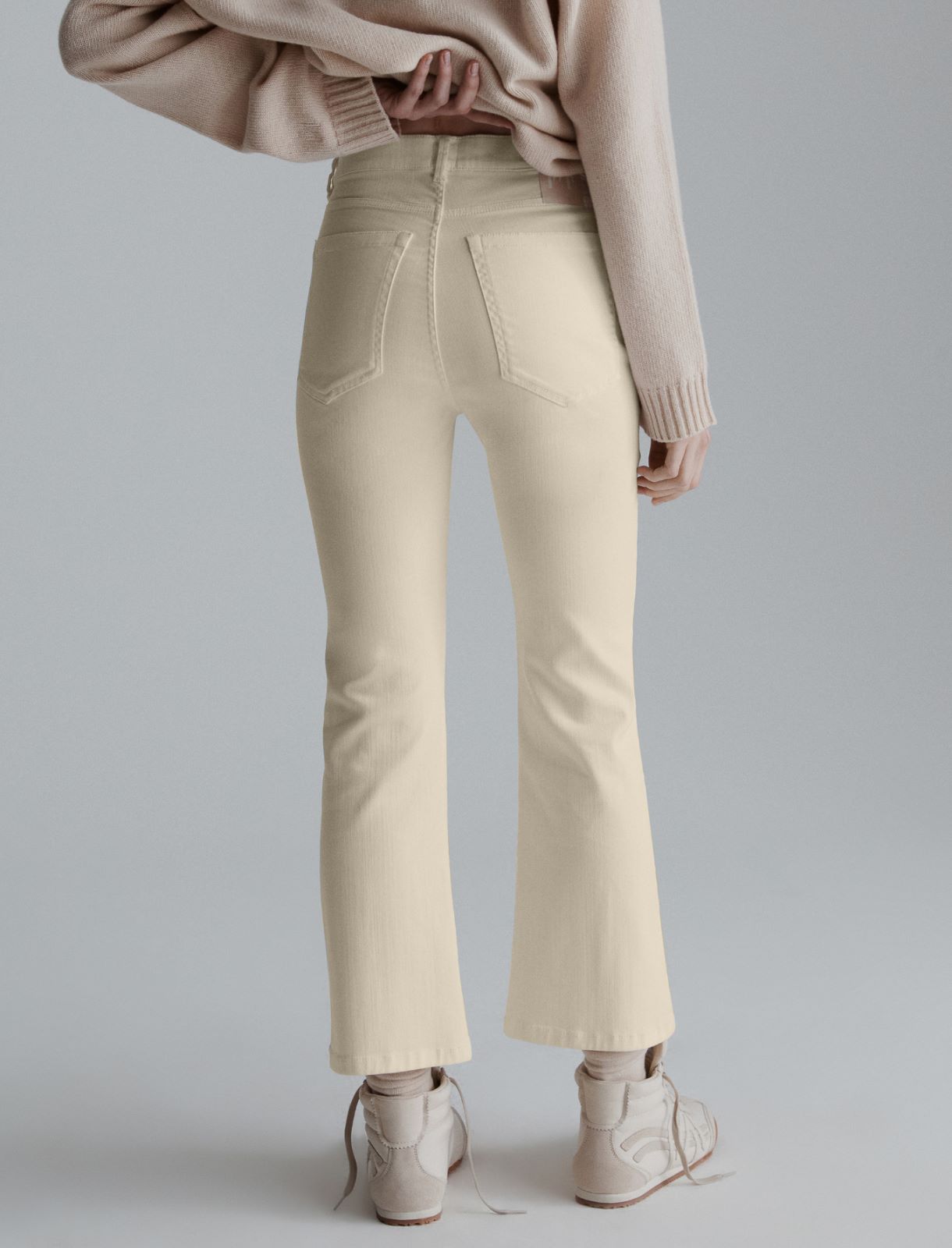 Dżinsy flare cropped - KREMOWY - Marella - 2