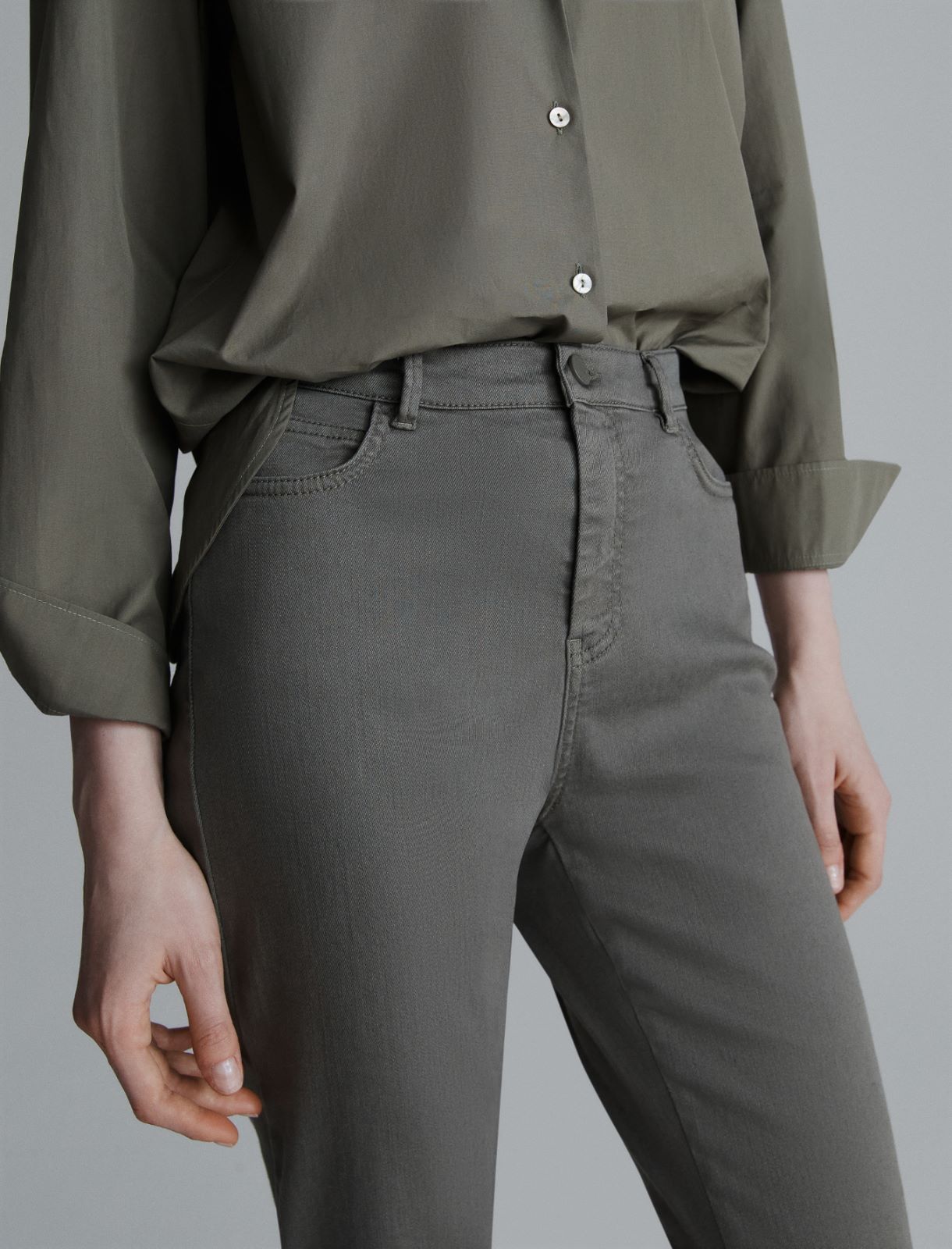 Dżinsy flare cropped - OLIWKOWY - Marella - 4