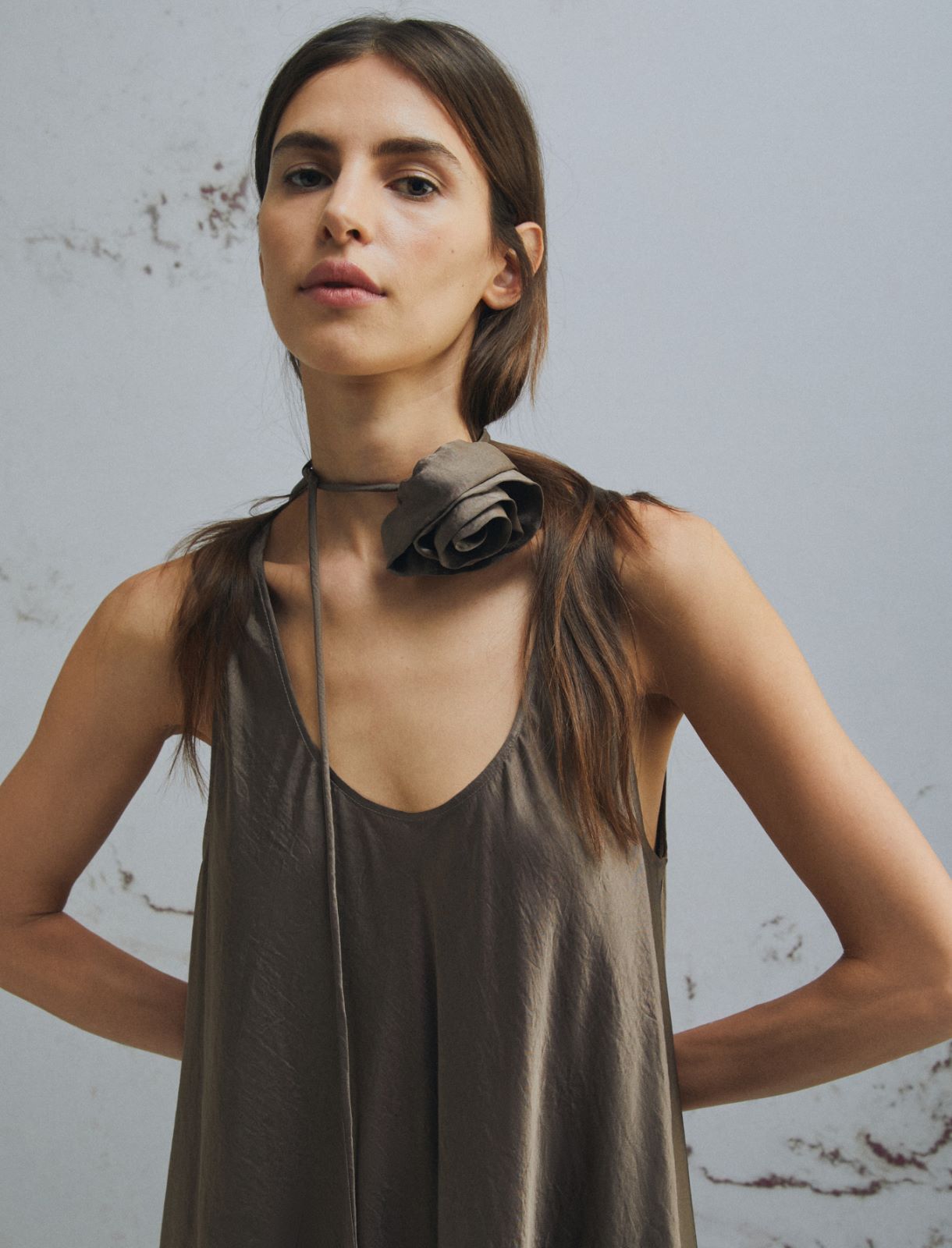 Sukienka z gniecionego twillu - BRĄZOWY - Marella - 5