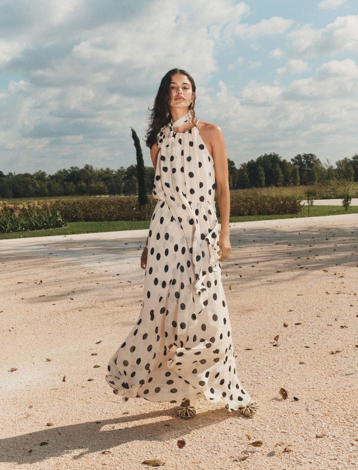 Sukienka z falbanami i różą z tkaniny - PUDROWY - Marella - 2