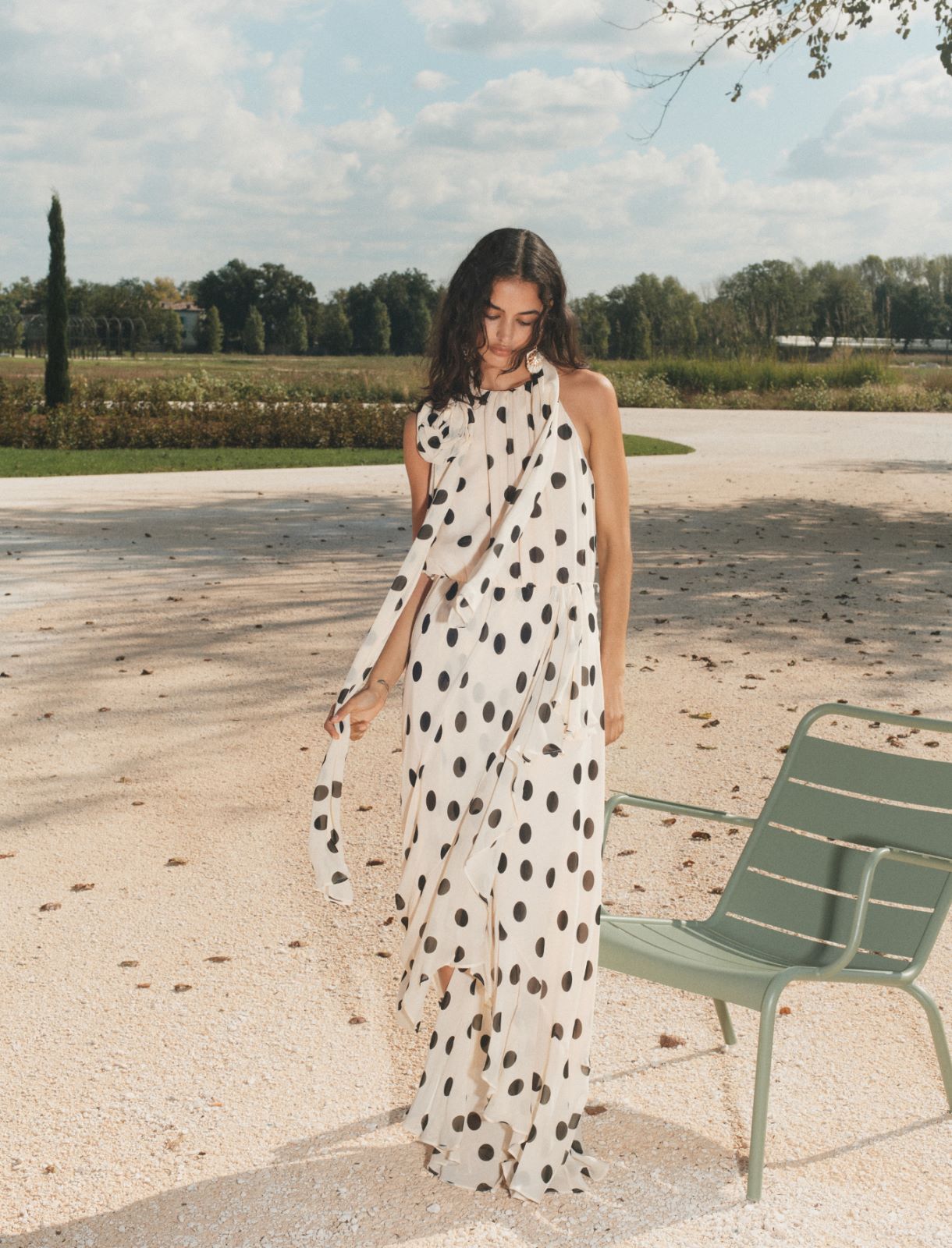 Sukienka z falbanami i różą z tkaniny - PUDROWY - Marella - 4