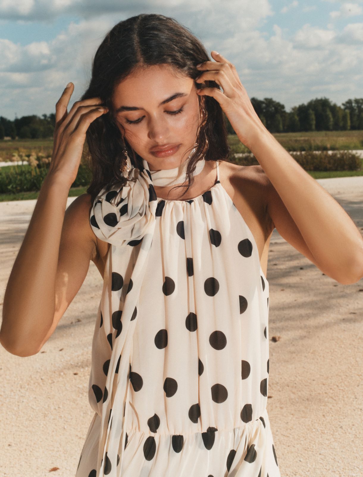 Sukienka z falbanami i różą z tkaniny - PUDROWY - Marella - 5