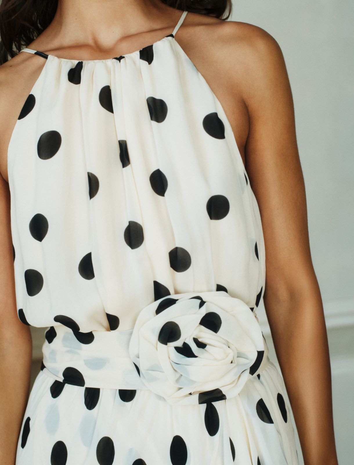 Sukienka z falbanami i różą z tkaniny - PUDROWY - Marella - 6