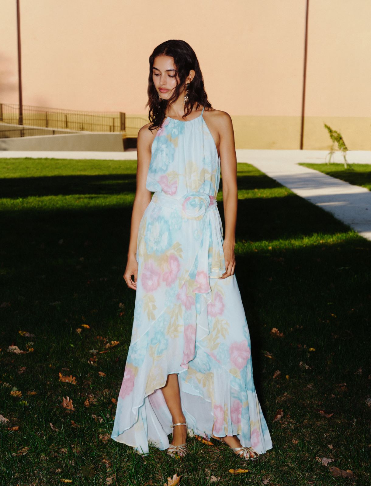 Sukienka z falbanami i różą z tkaniny - TURKUSOWY - Marella - 2