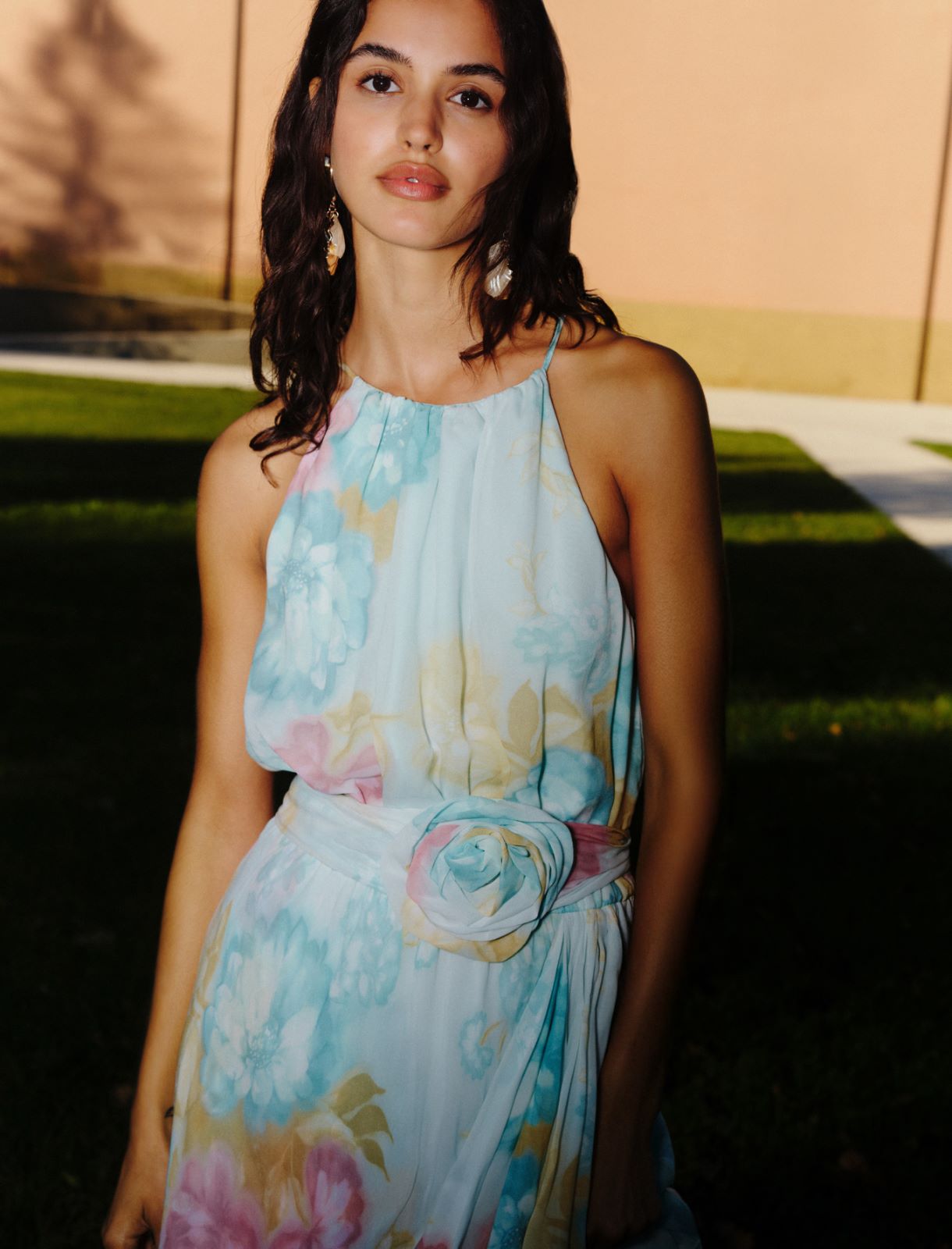 Sukienka z falbanami i różą z tkaniny - TURKUSOWY - Marella - 5