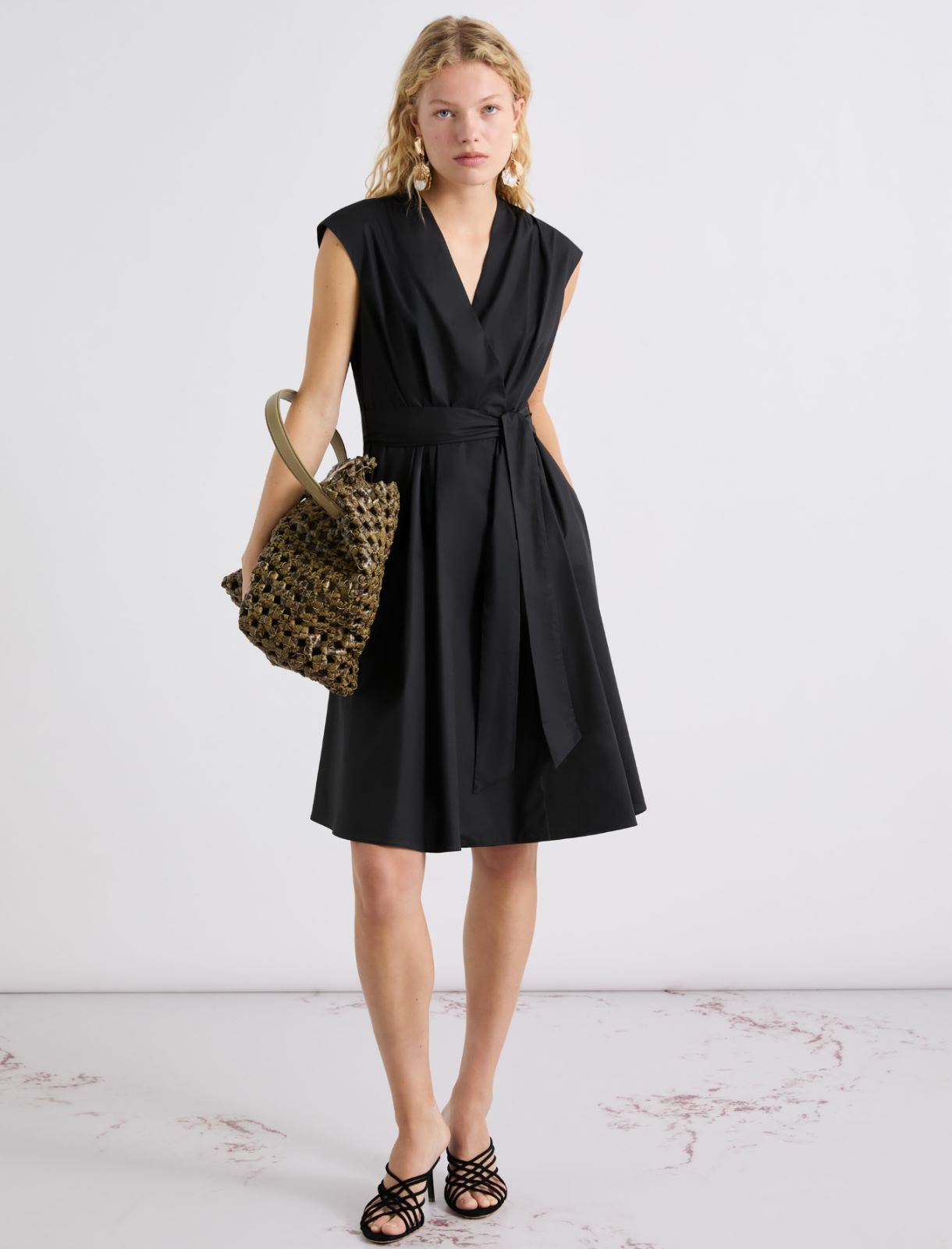 Wickelkleid aus Popeline mit Gürtel - SCHWARZ - Marella - 2