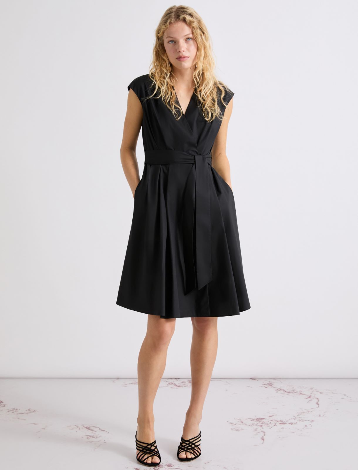 Wickelkleid aus Popeline mit Gürtel - SCHWARZ - Marella - 4