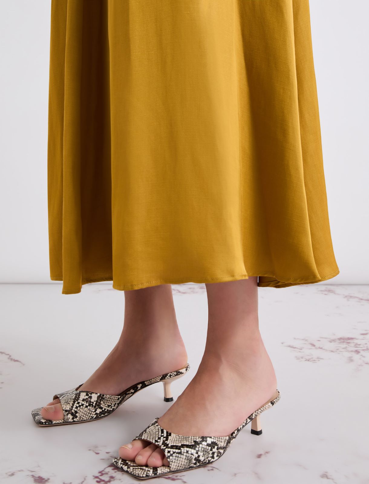 Mule w wężowy wzór - BRĄZOWY - Marella - 5