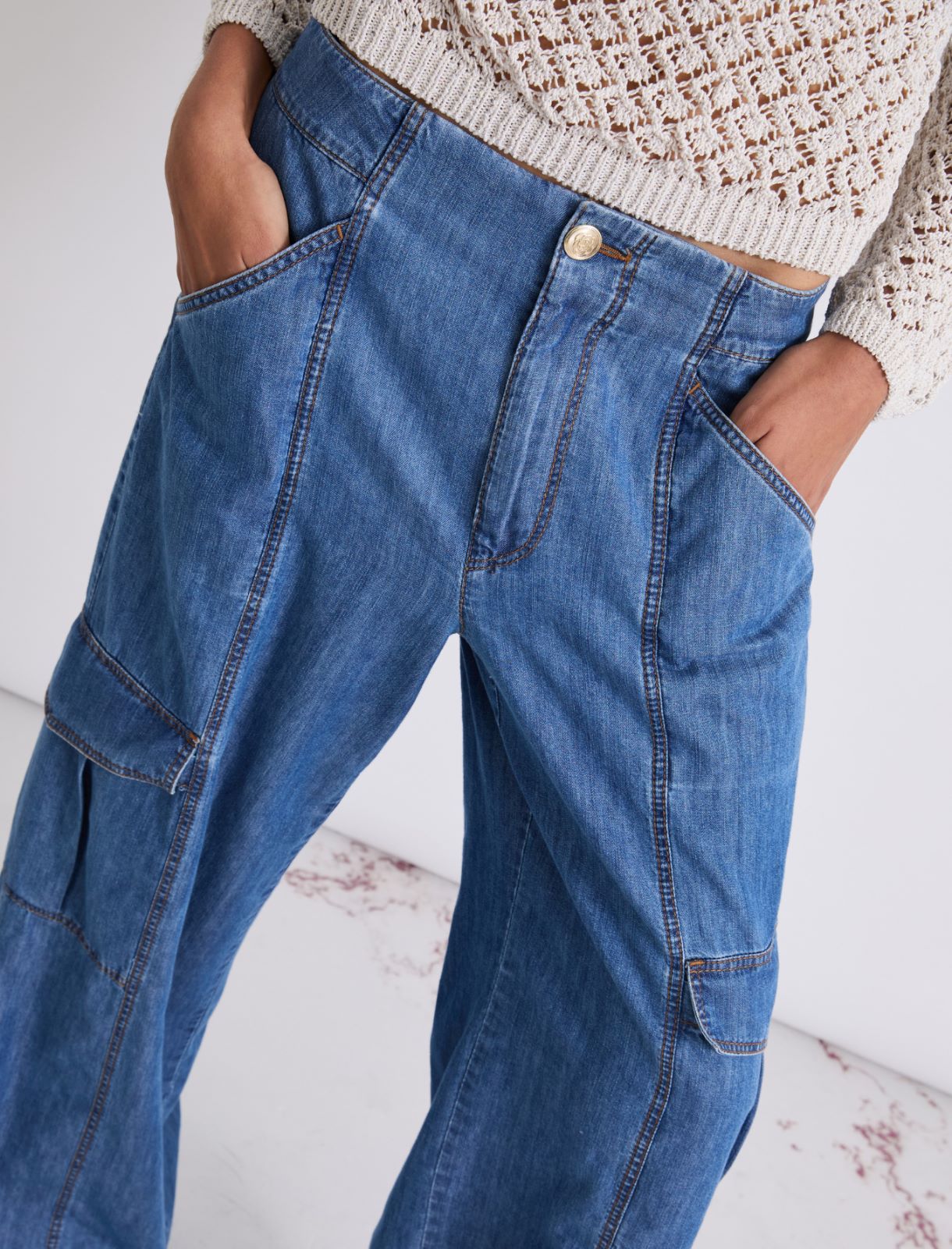 Dżinsy cargo z szeroką nogawką - NIEBIESKI DŻINSOWY - Marella - 5