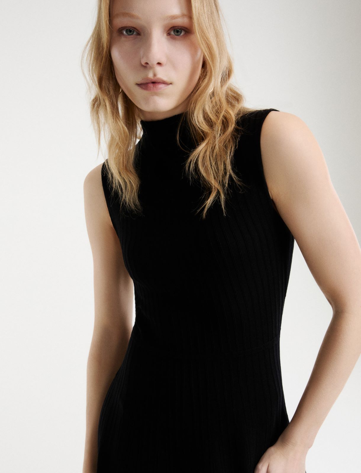 Ärmelloses Rippstrickkleid - SCHWARZ - Marella - 5