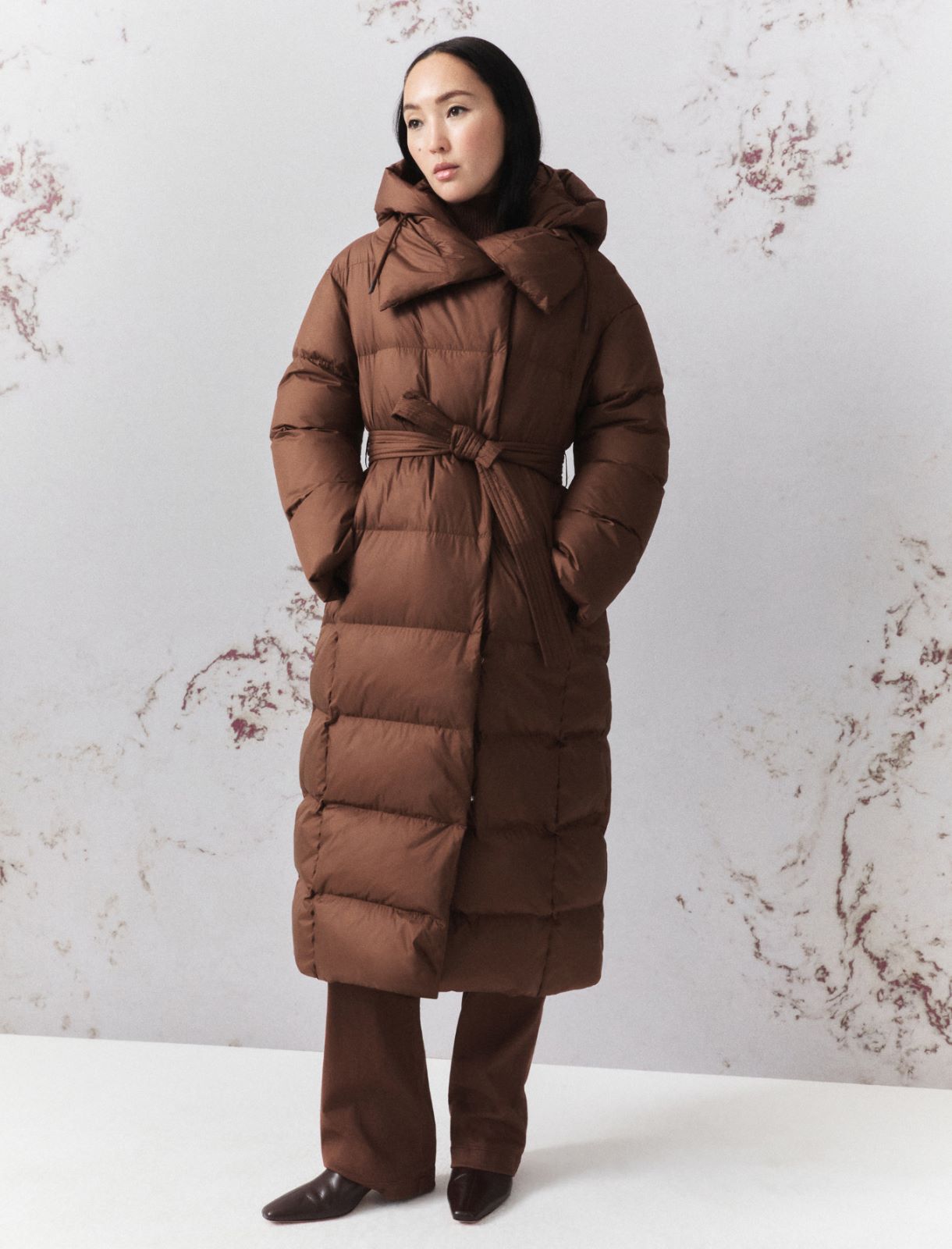 Lange Daunenjacke mit abnehmbarer Kapuze - KARAMELL - Marella - 4