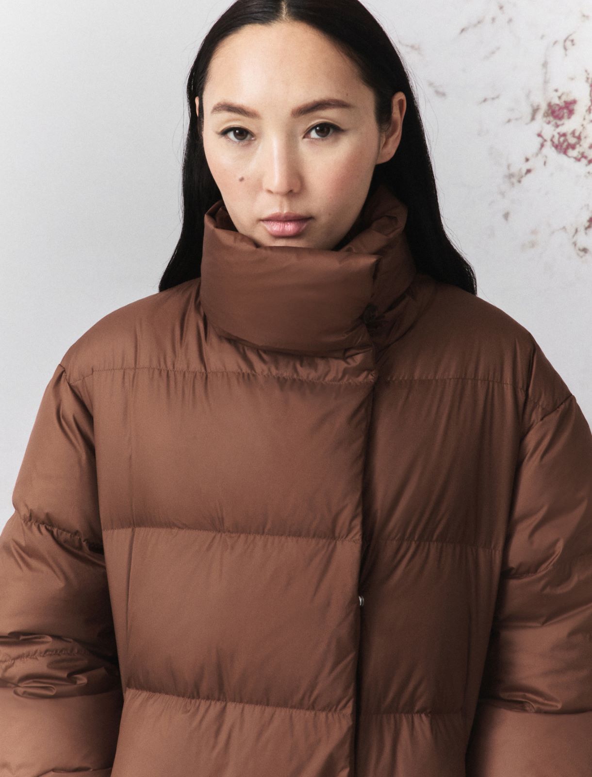 Lange Daunenjacke mit abnehmbarer Kapuze - KARAMELL - Marella - 5